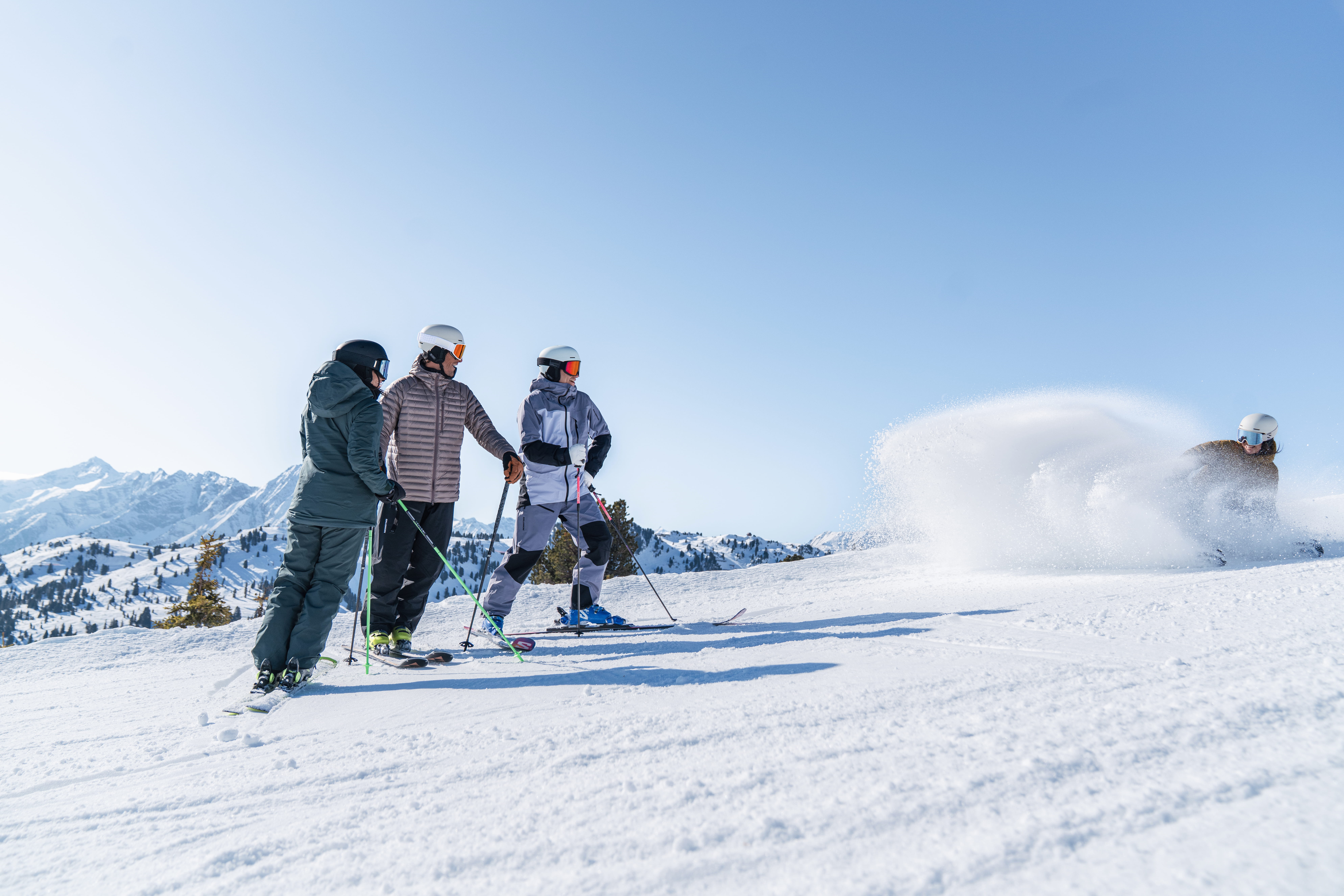 Freunde beim Skifahren im Skigebiet der Mayrhofner Bergbahnen