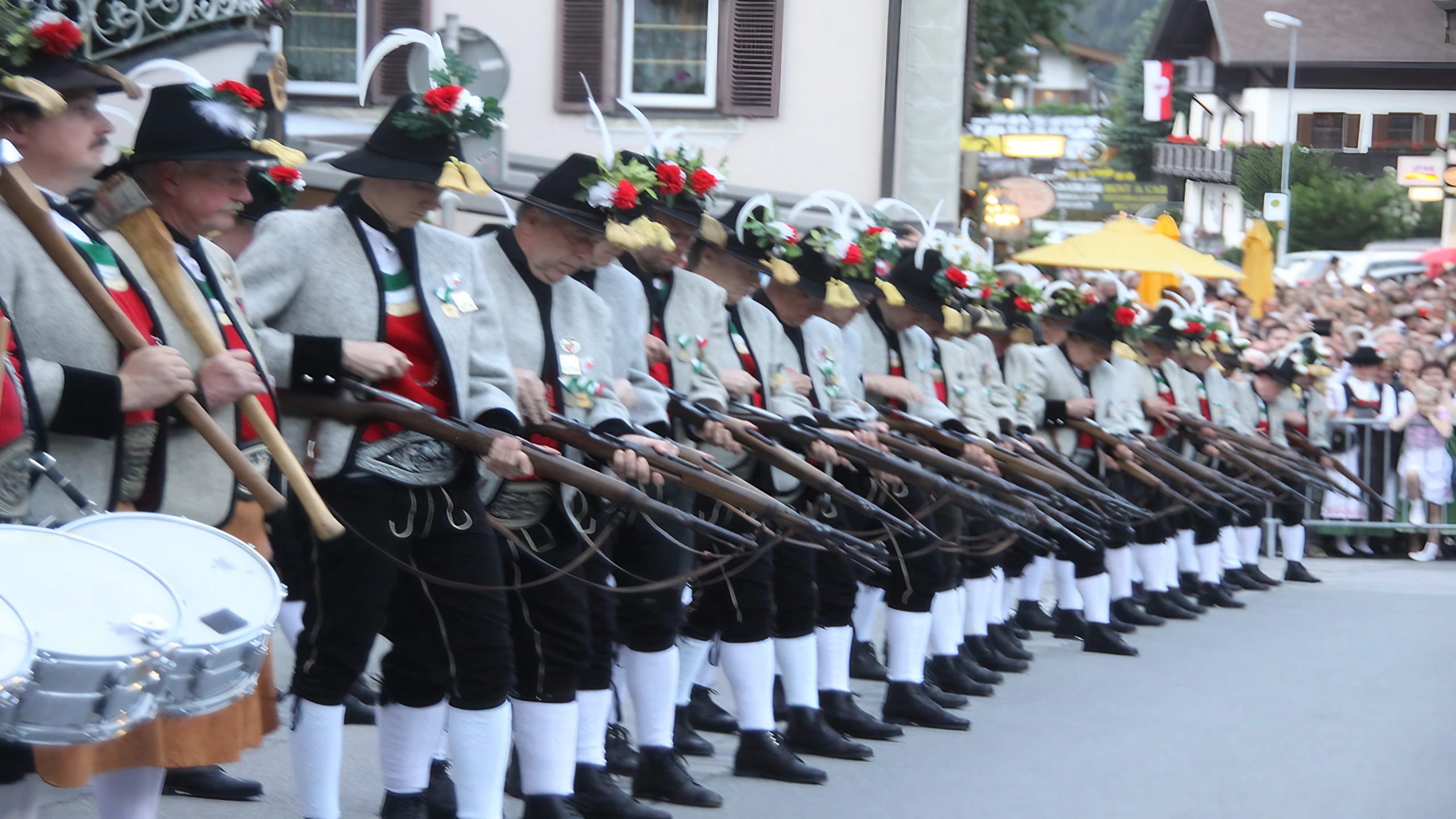Dieses Bild zeigt die Schützenkompanie Mayrhofen mit Gewehren und Trommeln 