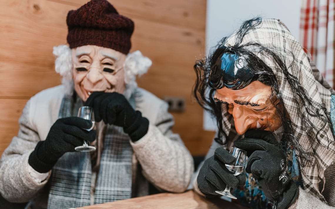 Schnaps Perchten in Mayrhofen Perchten beim Schnaps trinken