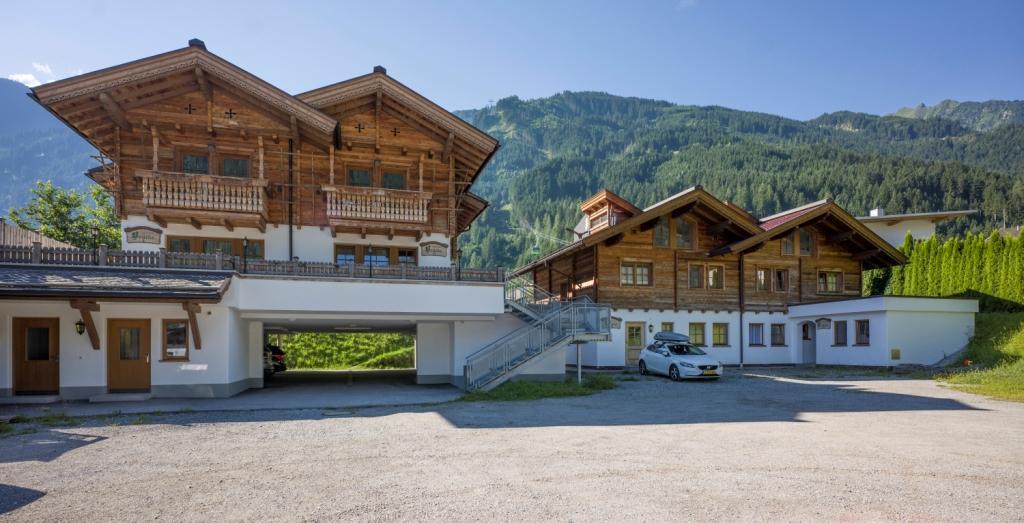 feratel-Chalet_Hausaufnahme_Sommer_klein