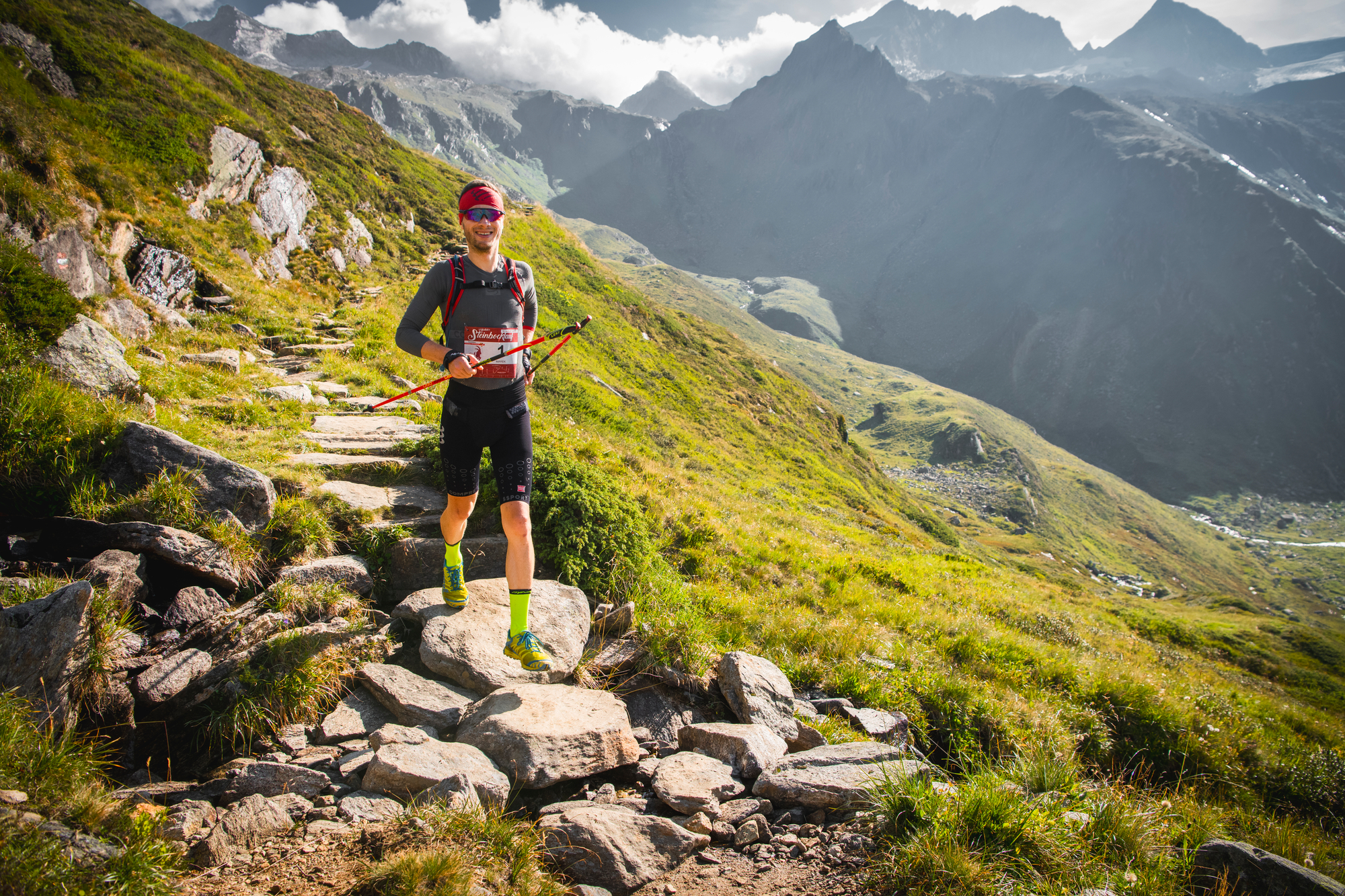 Teilnehmer des Zillertaler Steinbockmarsch inmitten einer imposanten Bergkulissen 