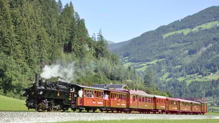 Dampfzug in saftiger Zillertaler Wiese