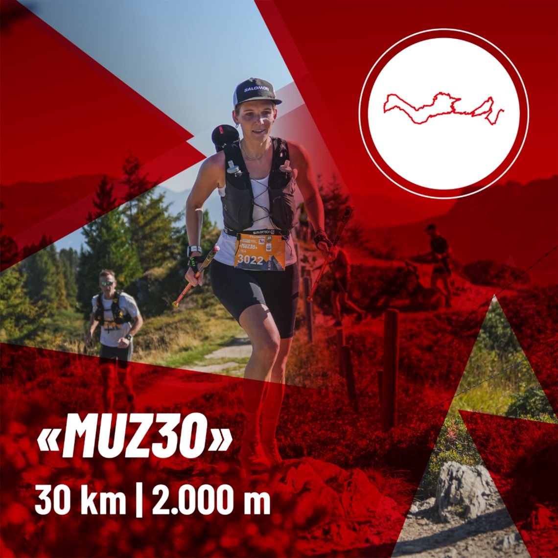 MUZ30 Strecke Mayrhofen Ultraks Eine Trailrunnerin läuft mit Stöcken auf der MUZ30-Strecke in Mayrhofen, begleitet von weiteren Läufern. Die alpine Landschaft zeigt Berge, Wälder und Wiesen. Oben rechts das Logo mit Höhenprofil & Angaben „30 km | 2.000 m“.