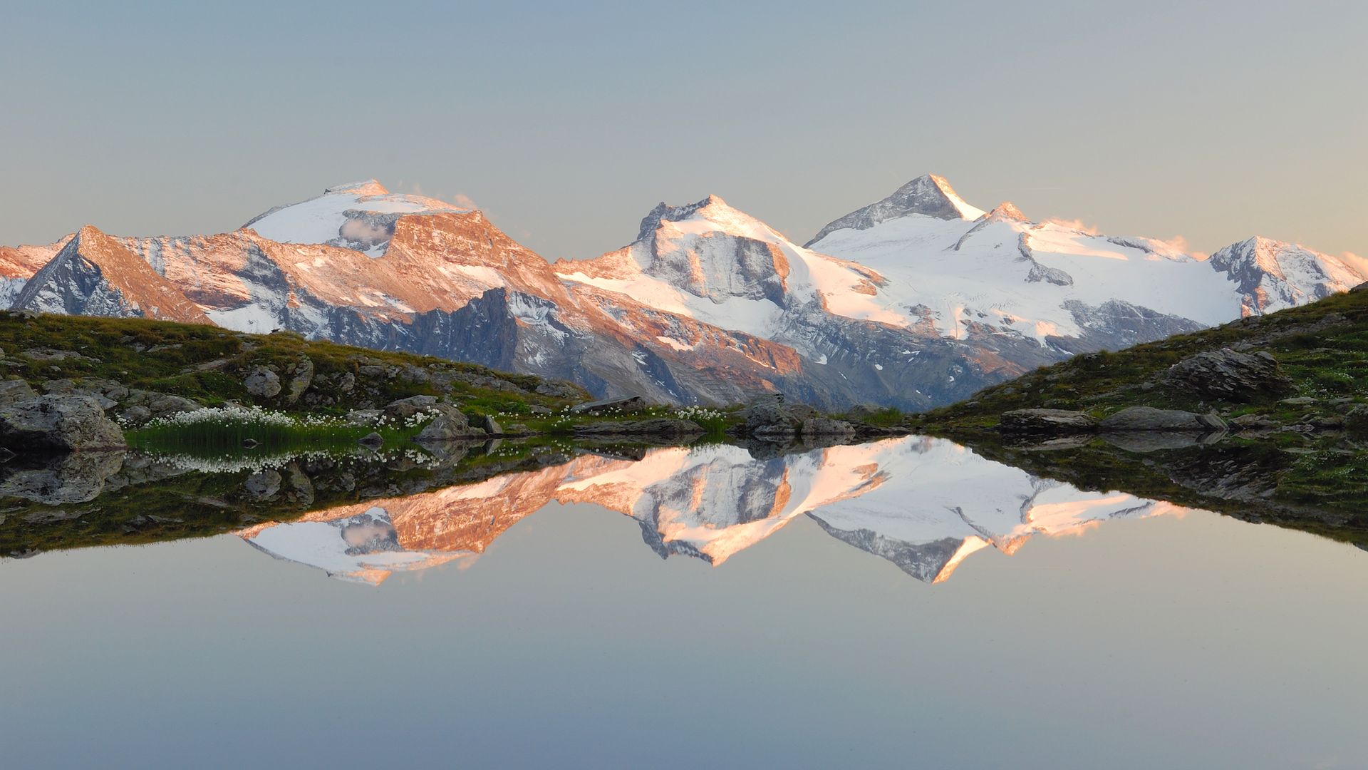 Bergsee im Zillertal mit verschneiten Bergen im Hintergrund