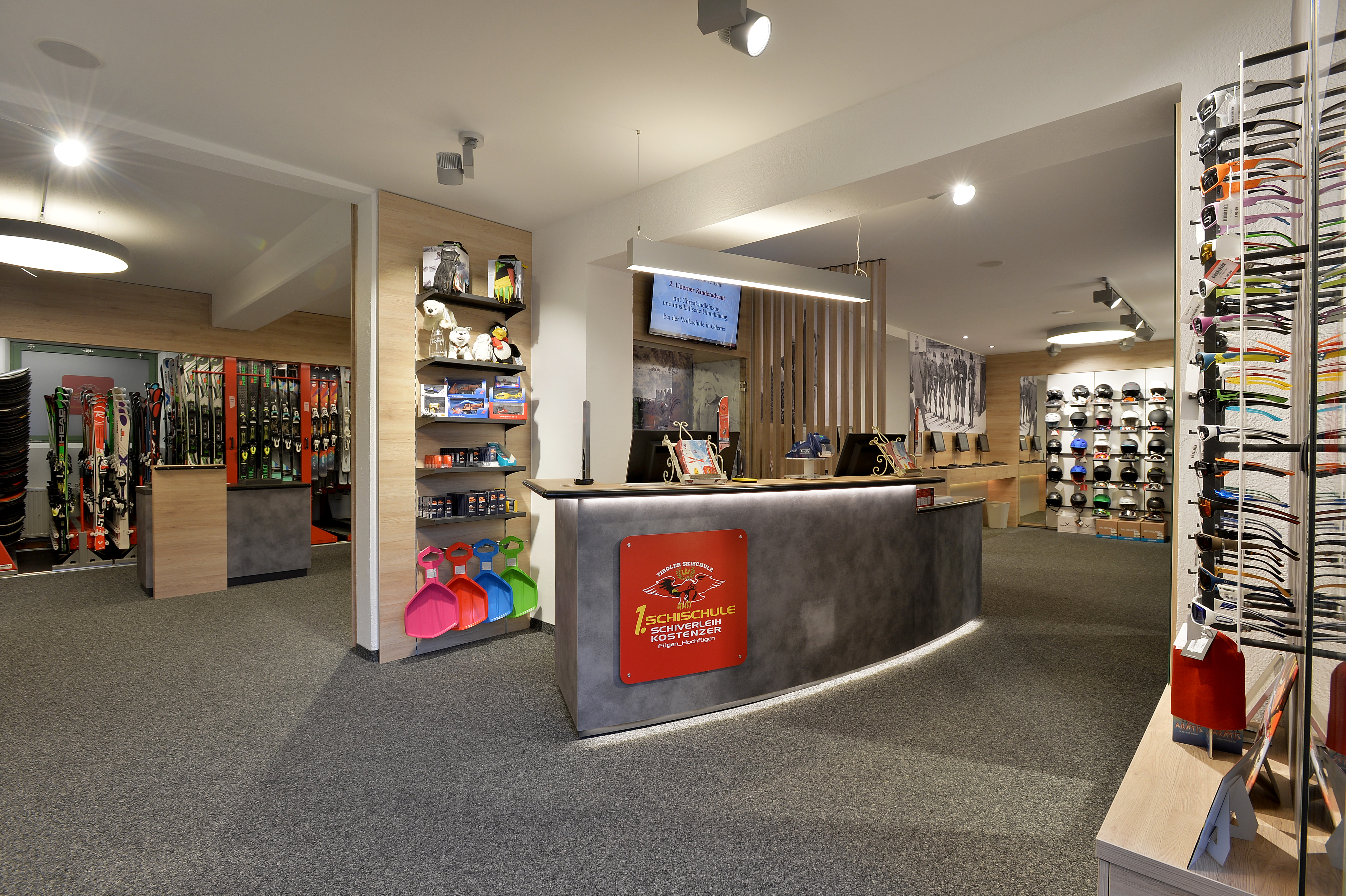 Eingangsbereich zu den Geschäftsräumen des Skiverleih Kostenzer in Fügen