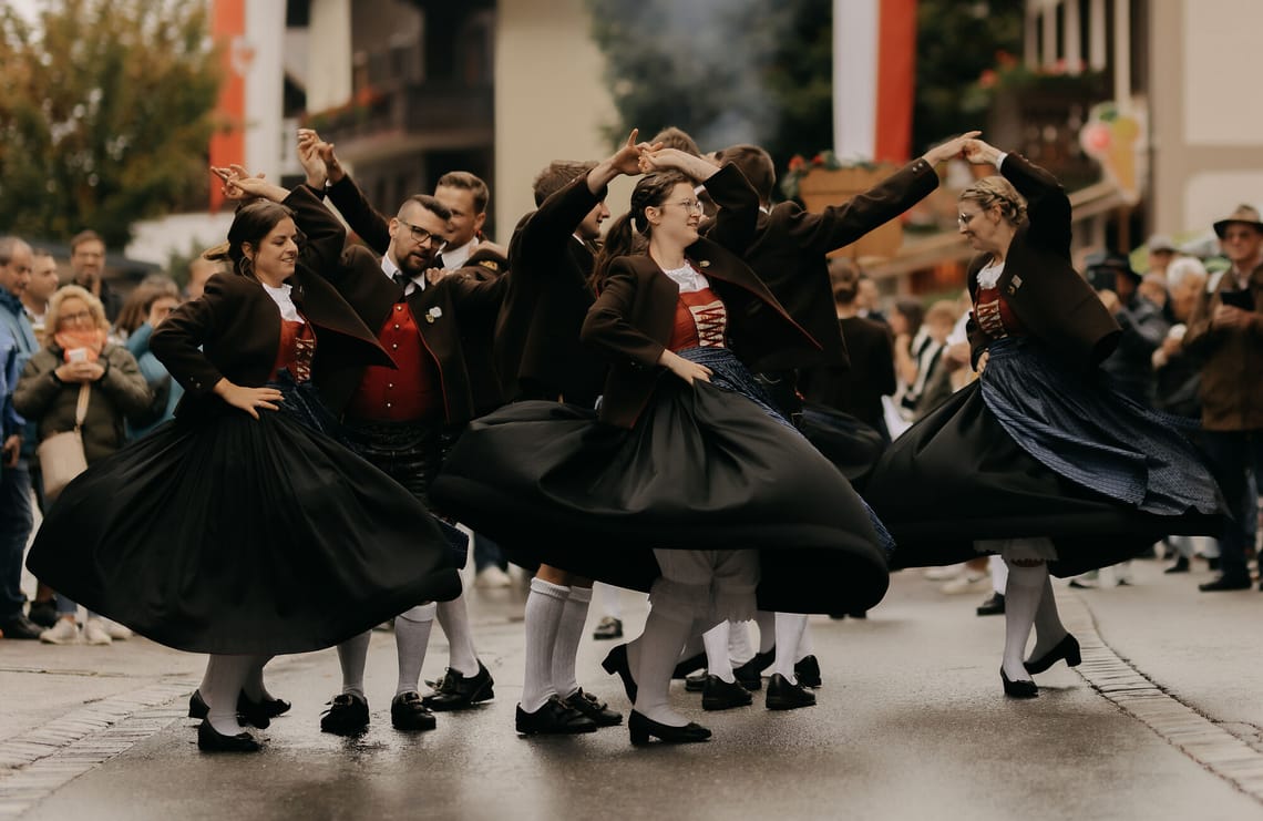 Schuhplattlergruppe Sonnwendler | Zillertaler Bauern- und Musikherbst Schuhplattlergruppe Sonnwendler beim Zillertaler Bauern- und Musikherbst: Tänzerinnen und Tänzer in traditioneller Tracht führen gemeinsam einen schwungvollen Volkstanz auf.