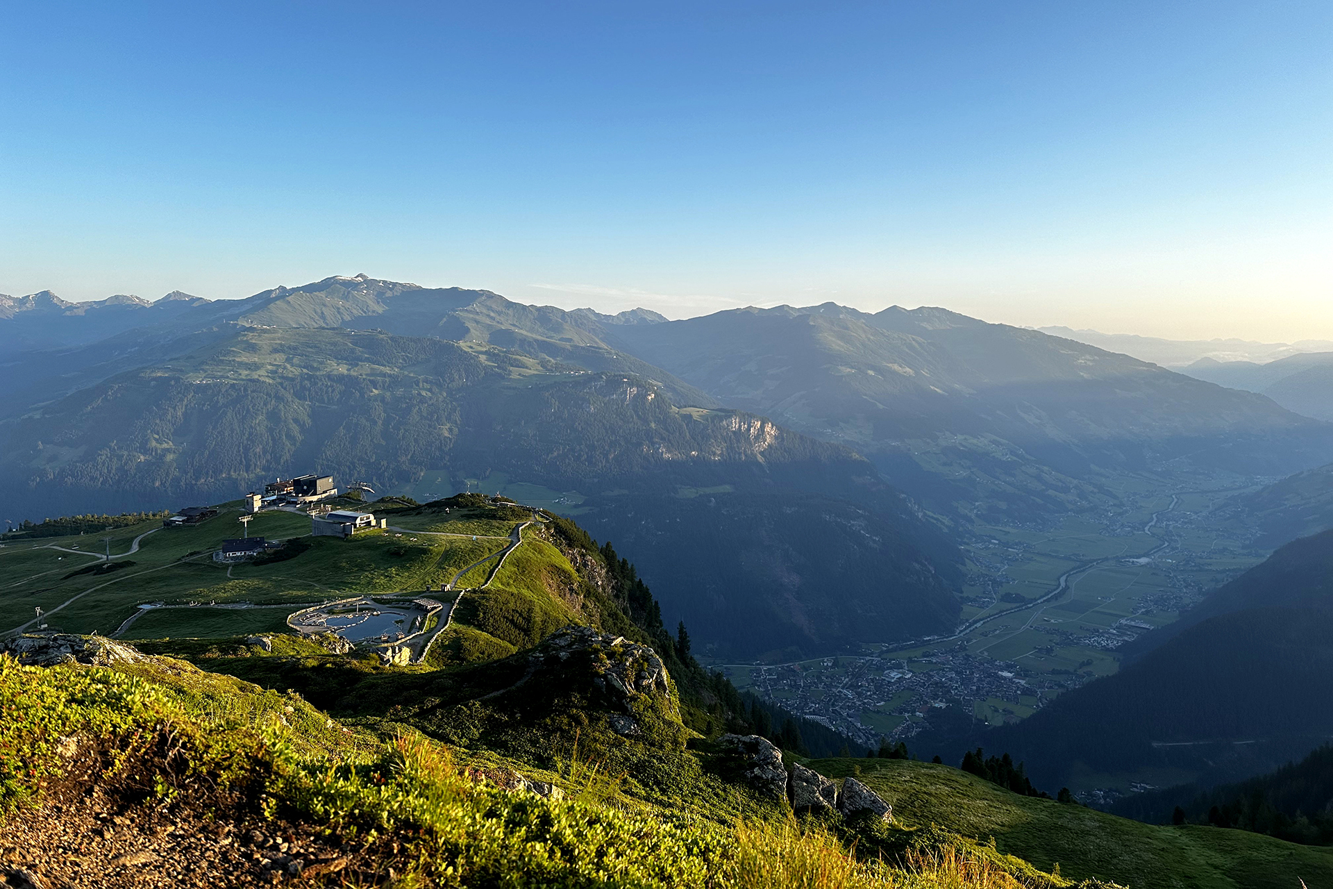 Sonnenaufgang am Ahorn mit Blick auf Mayrhofen im Zillertal