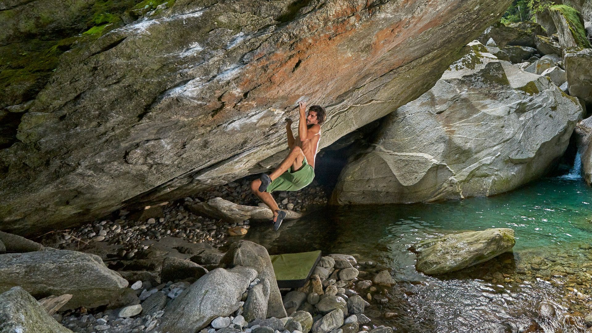 Alexander Rieser in the boulder "King of Queens" (7b+). Sitcom Area, Zillertal