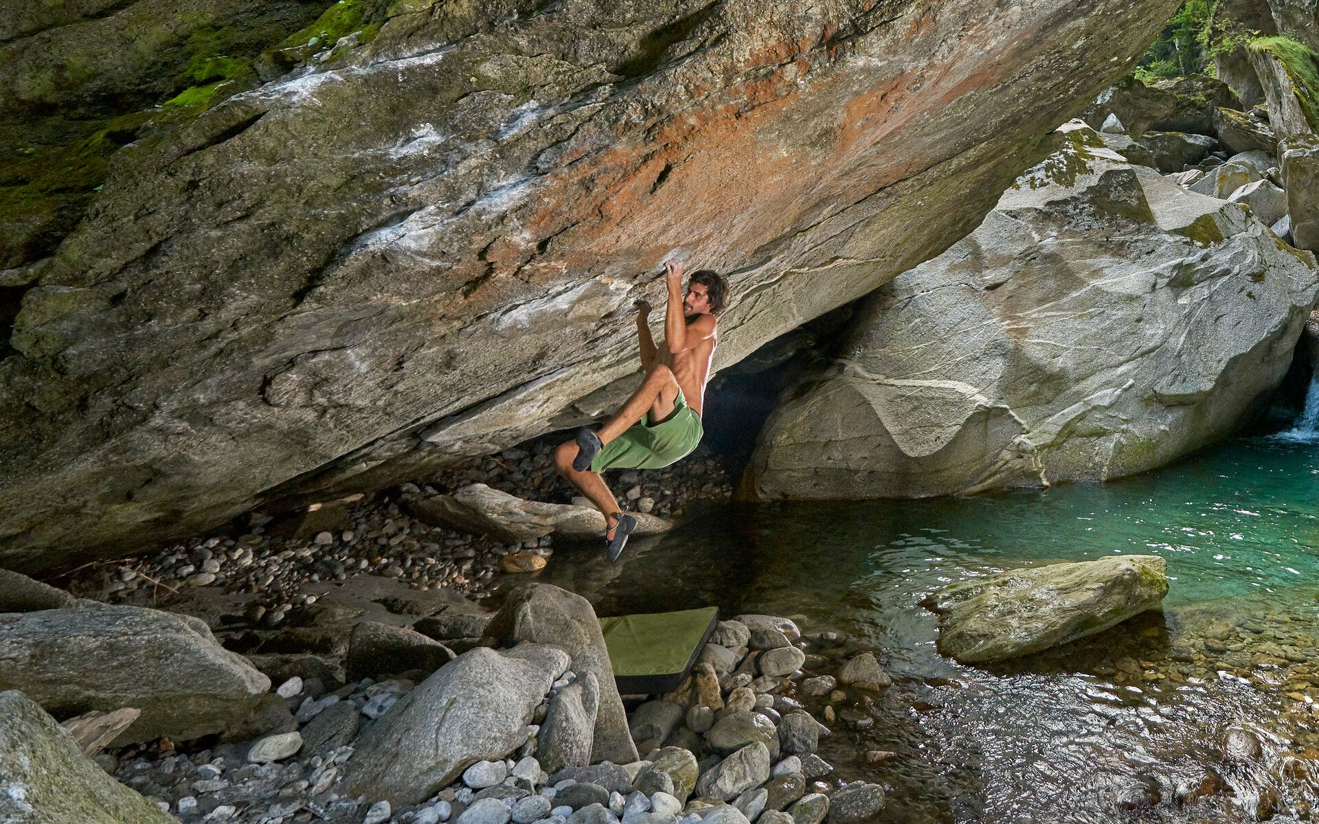 Alexander Rieser in the boulder "King of Queens" (7b+). Sitcom Area, Zillertal