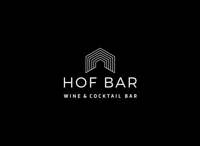Das Logo der Hof Bar – Wine & Cocktail Bar zeigt weiße, moderne Schrift auf schwarzem Hintergrund. Es wirkt schlicht, stilvoll und zeitlos elegant