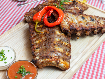 mys-Ripperl Essen im Schlittenstadl-Sonnalm-Ripperln