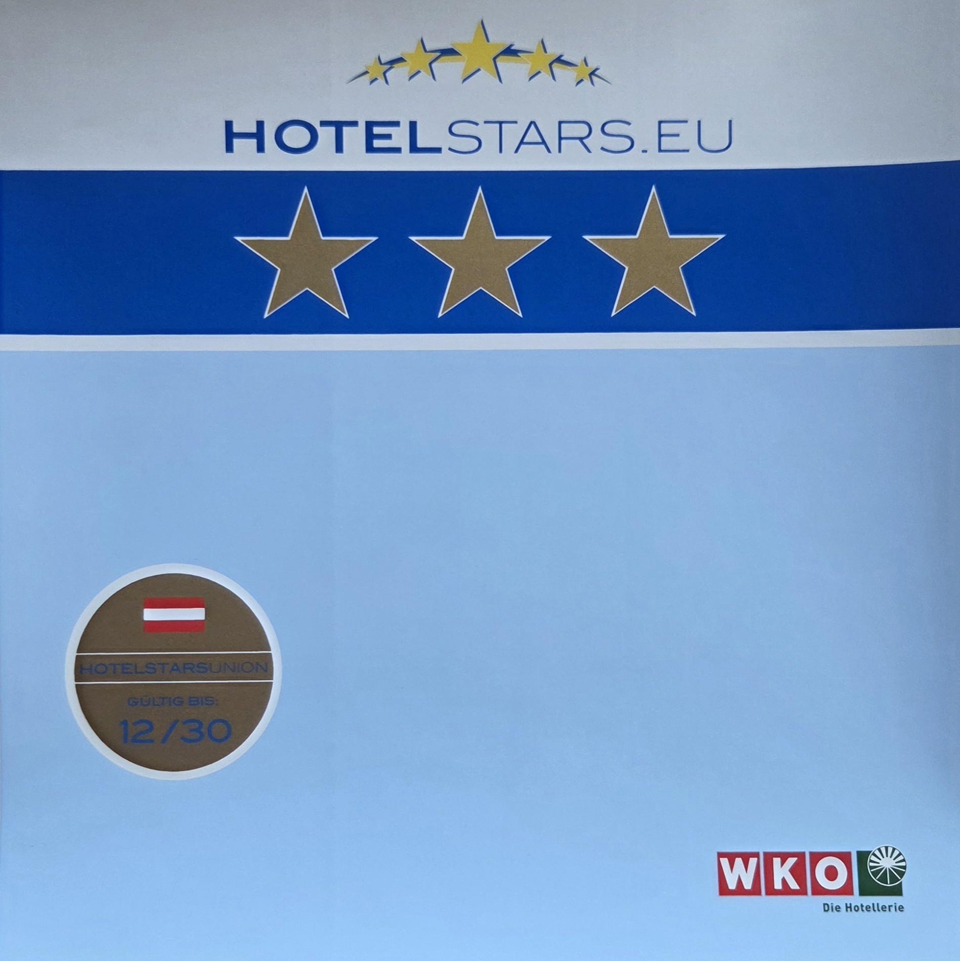 Hotelsterne-Bewertung mit 3 goldenen Sternen, Webseite HOTELSSTARS.EU, und WKO-Logo, blauer Hintergrund.