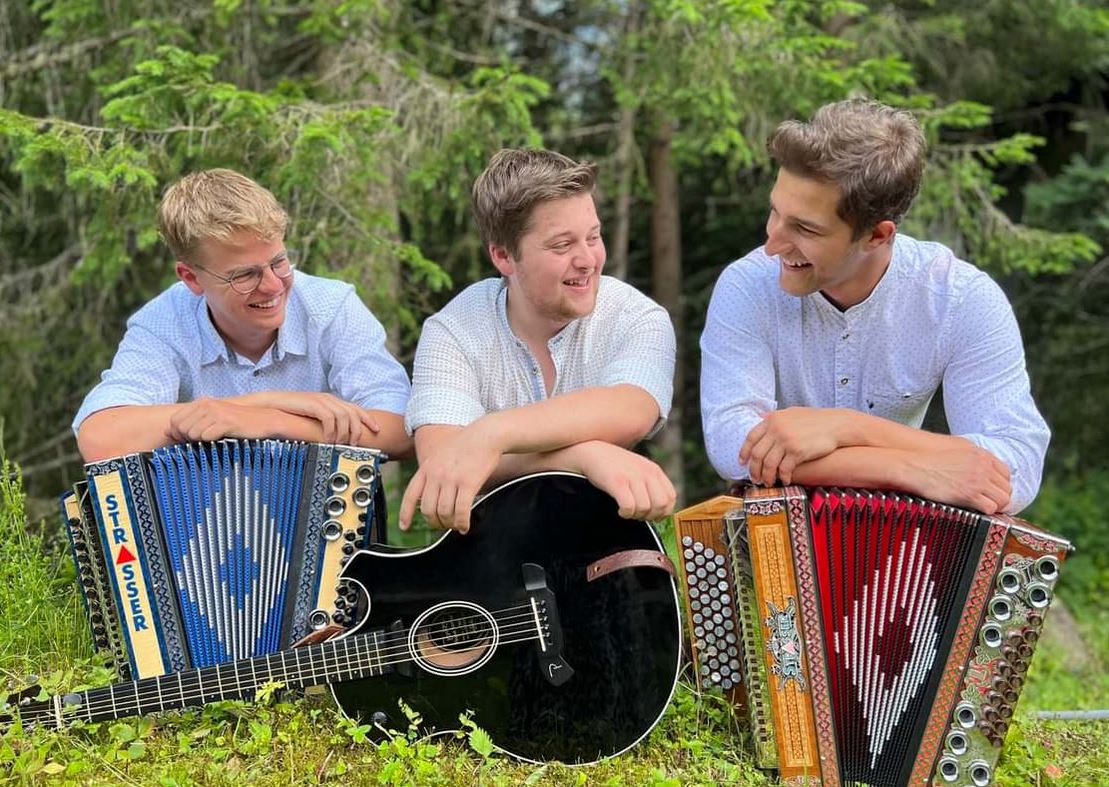 mys-Live Musik mit "Bergsound" im Berghof's Gastgarten  -Bergsound Zillertal