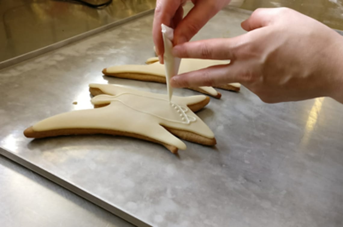 Produktion - Schritt 6 Der Mayrhofner Adventengel wird schön verziert.