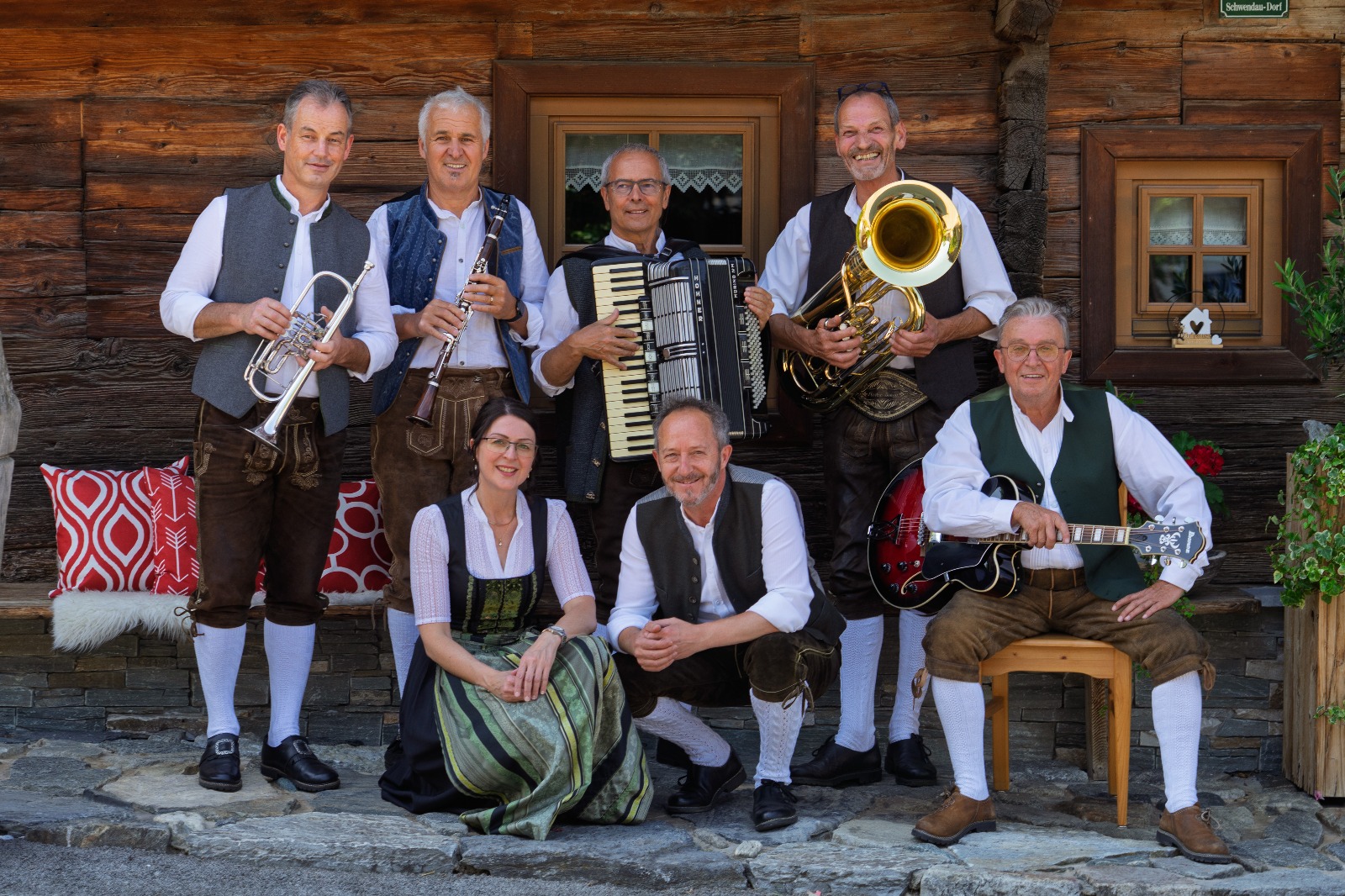 Das Bild zeigt die Gruppe "Zillertal Krainer" in Tracht und mit Instrumenten.