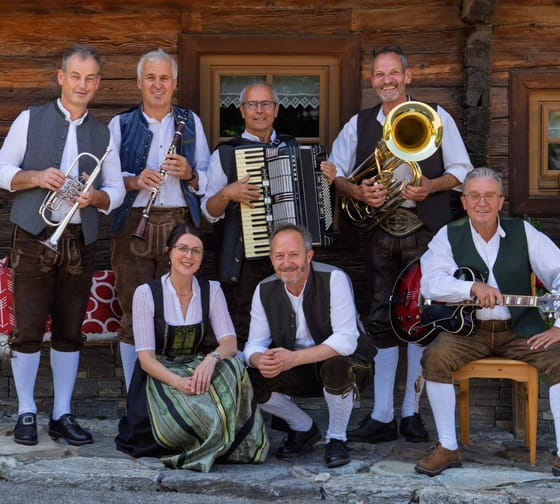 Das Bild zeigt die Gruppe "Zillertal Krainer" in Tracht und mit Instrumenten.