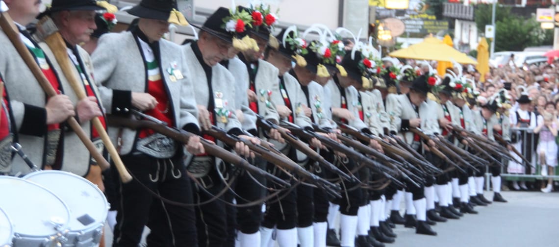 Dieses Bild zeigt die Schützenkompanie Mayrhofen mit Gewehren und Trommeln