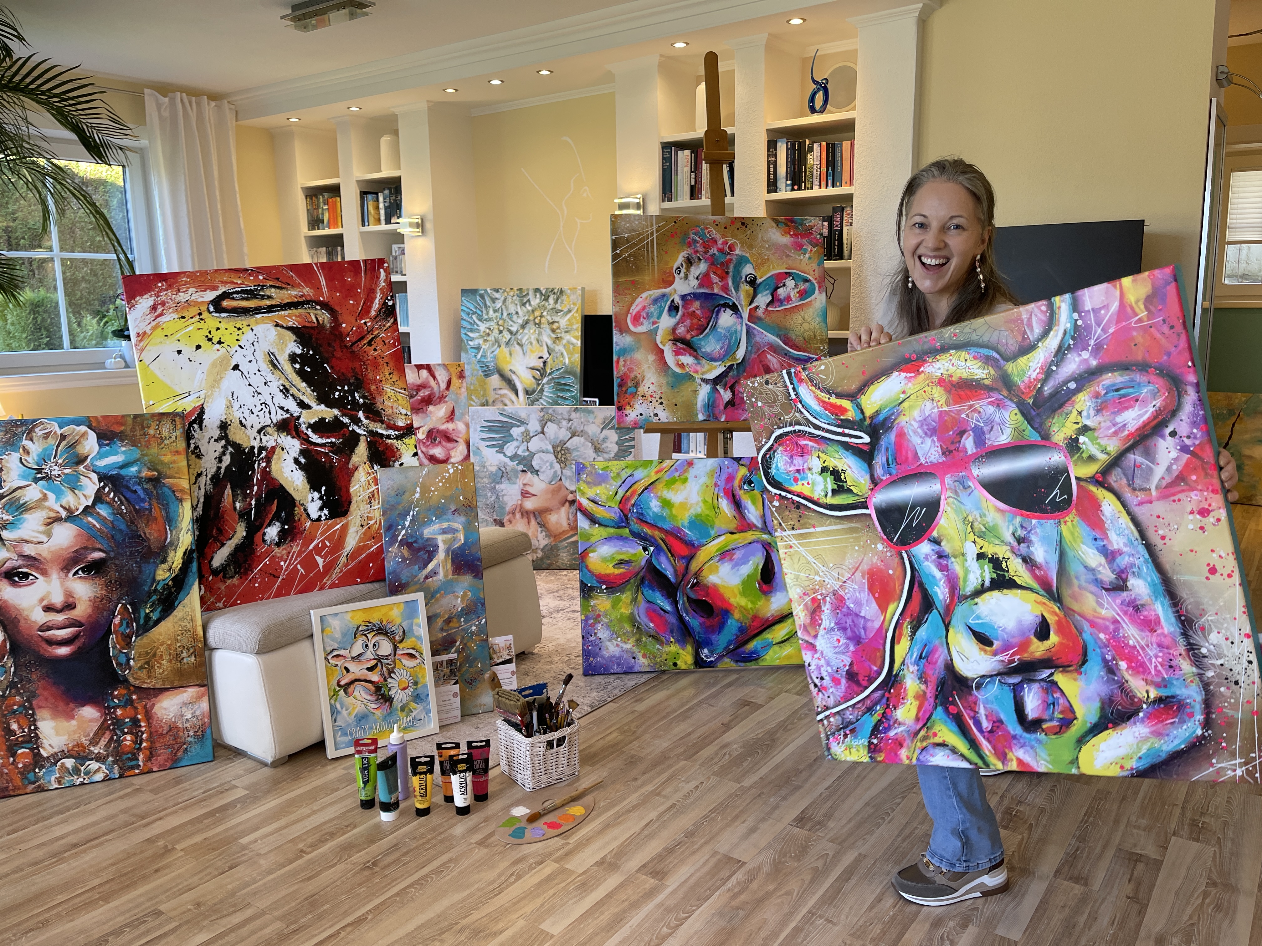 mys-Charity-Kunstausstellung „Funny Cows & Blooming Ladies“-Künstlerin im Atelier