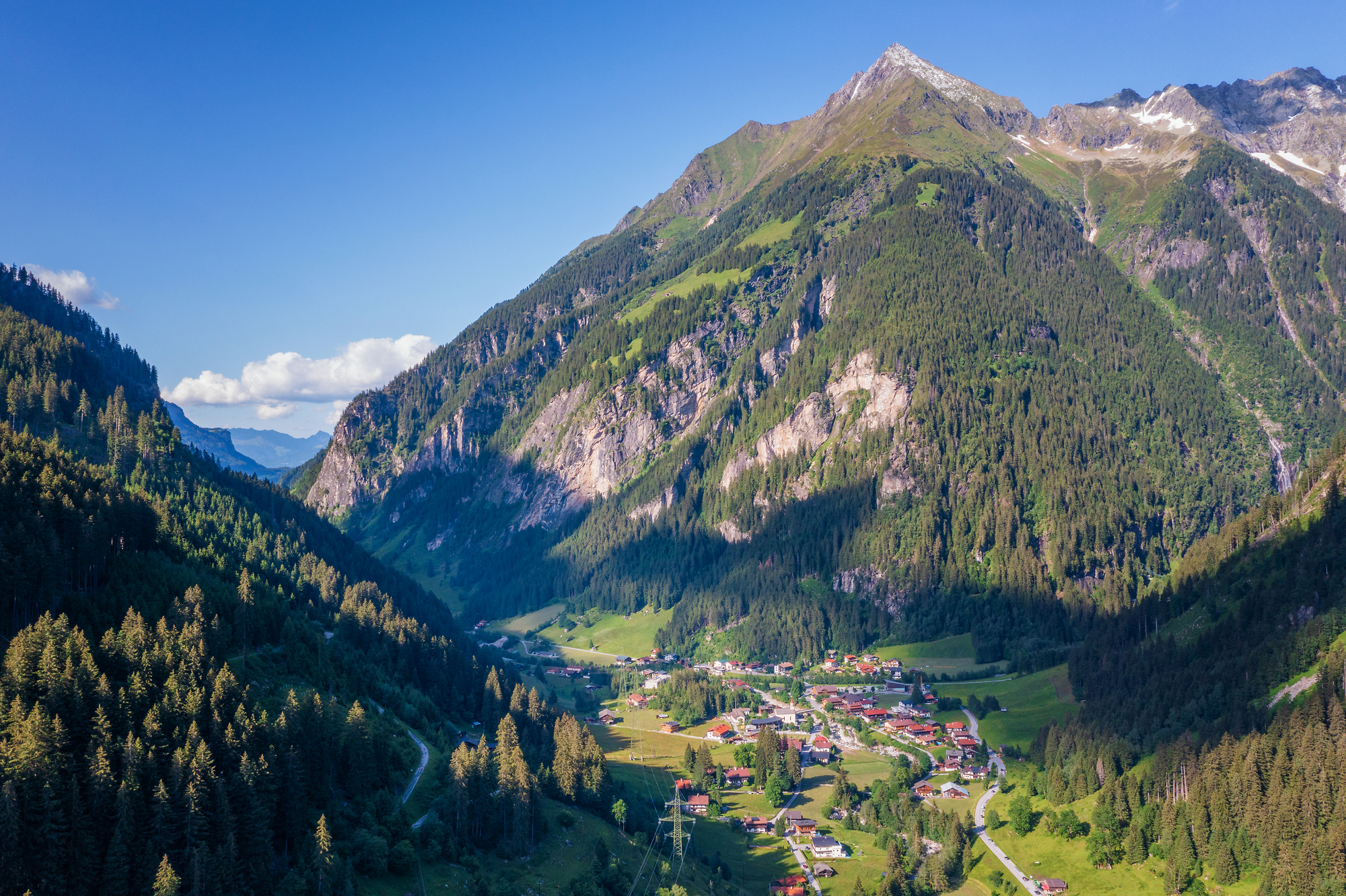 The picture shows the mountaineer's village of Ginzling in the valley, surrounded by mountains.
