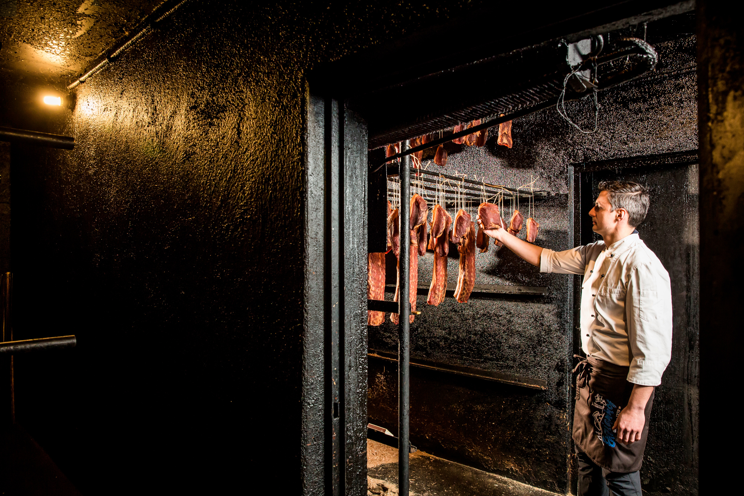 Speck wird in der Selche getrocknet. 