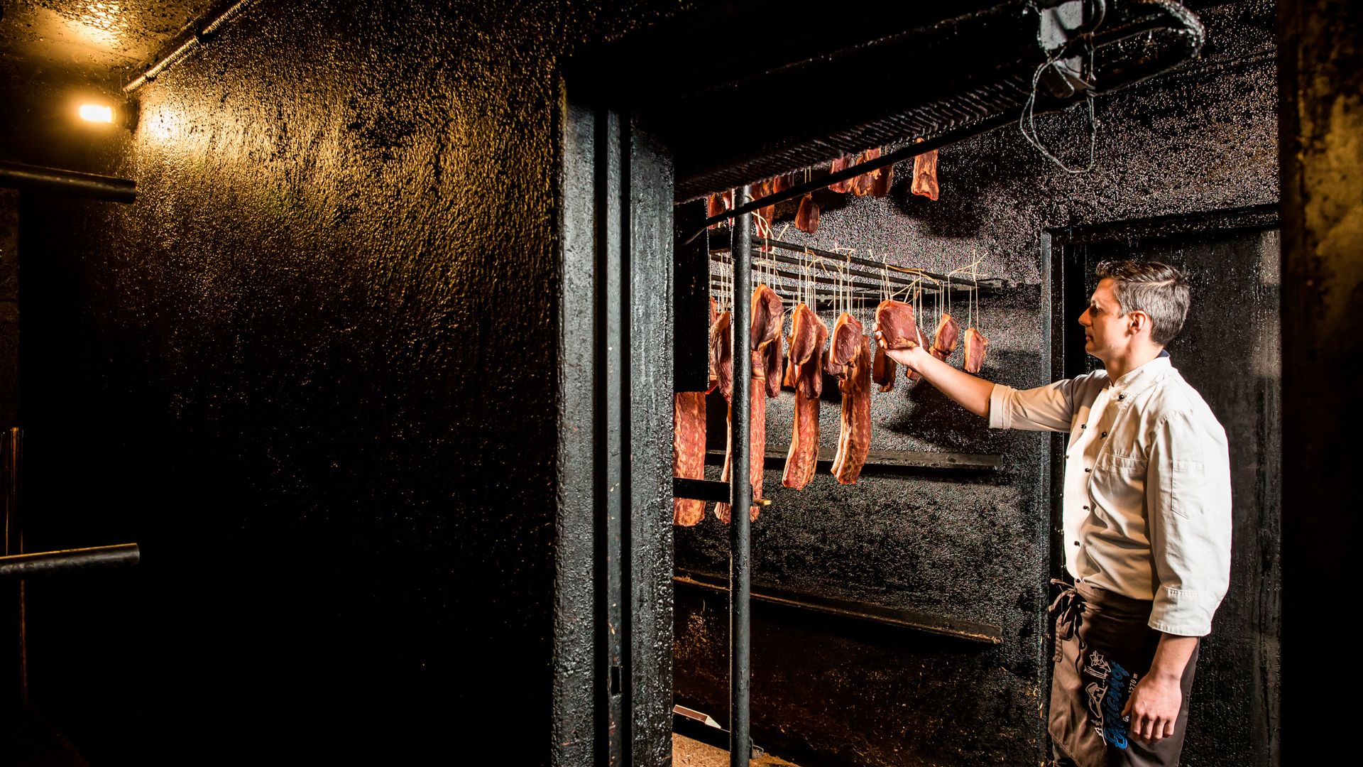 Speck wird in der Selche getrocknet.