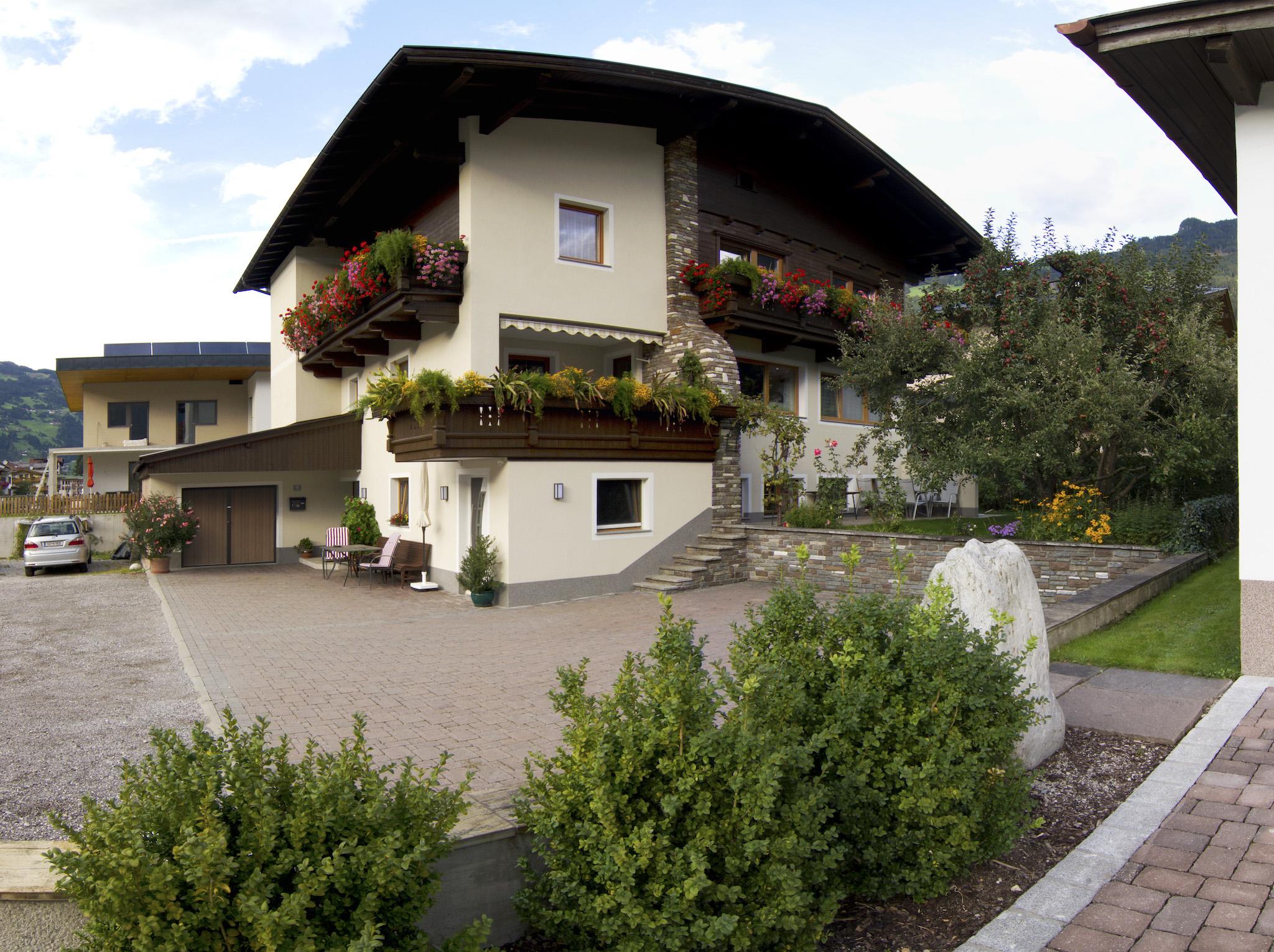 feratel-Gästehaus Weißbacher - Hauspanorama1