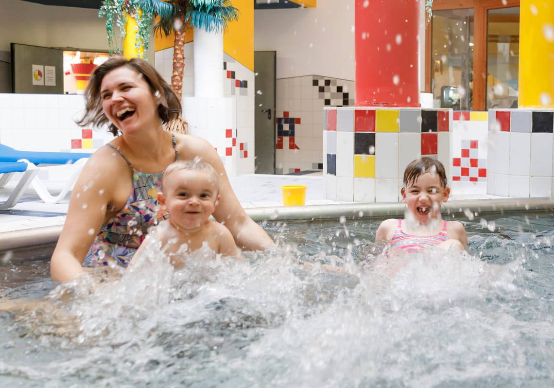 Wasserspaß für Kids Frau mit Kind im Schwimmbad
