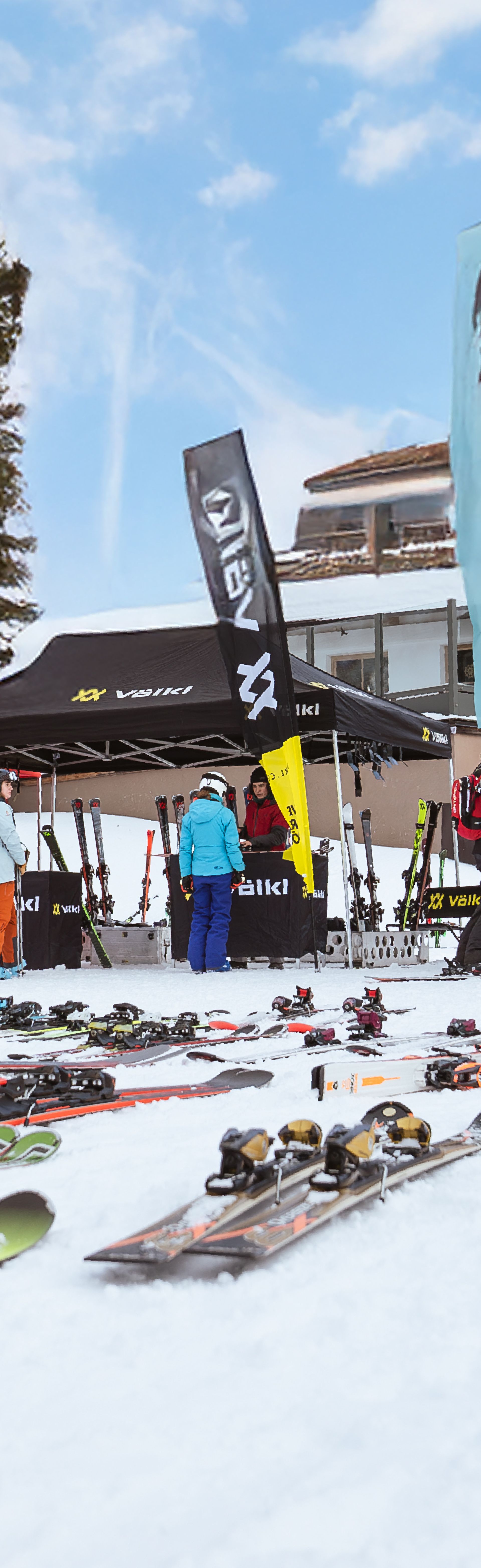 Skitestival in Mayrhofen am Penken mit Zelten, Skiern, Fahnen