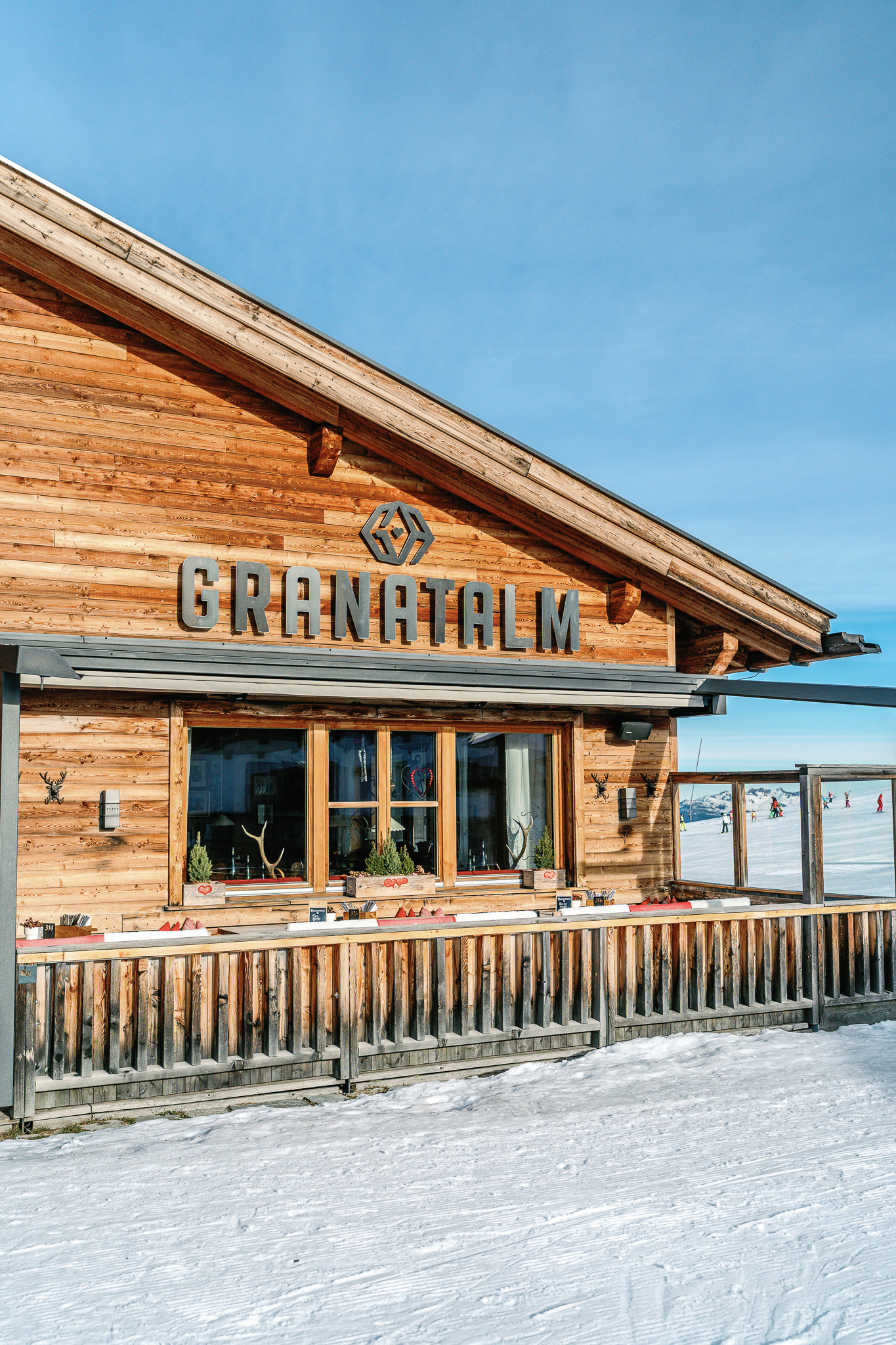 Das Bild zeigt eine Außenansicht der Granatalm im Winter.