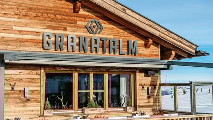 Das Bild zeigt eine Außenansicht der Granatalm im Winter.