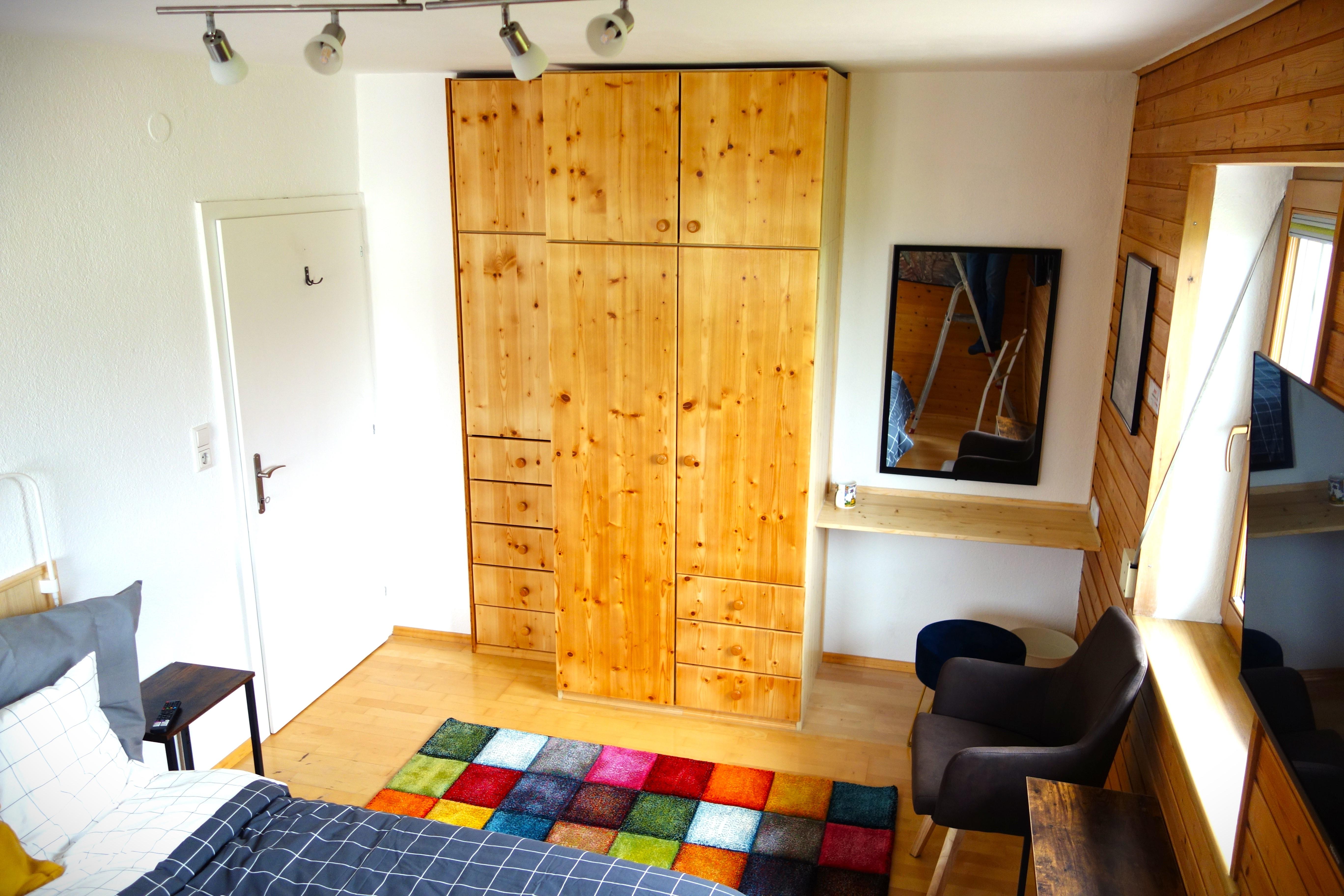 feratel-Apart ENO - Hauptschlafzimmer mit Doppelbett und Schrank.