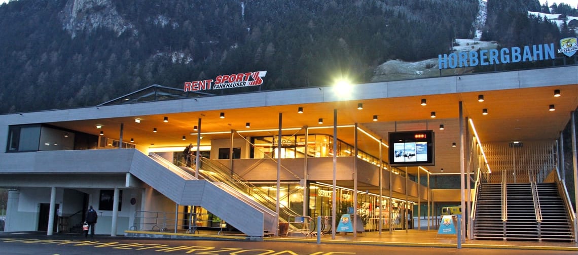 Geschäft von Sport Fankhauser eingebettet in eine Winterlandschaft - der Skiverleiher an der Talstation der Horbergbahn in Schwendau im Zillertal.