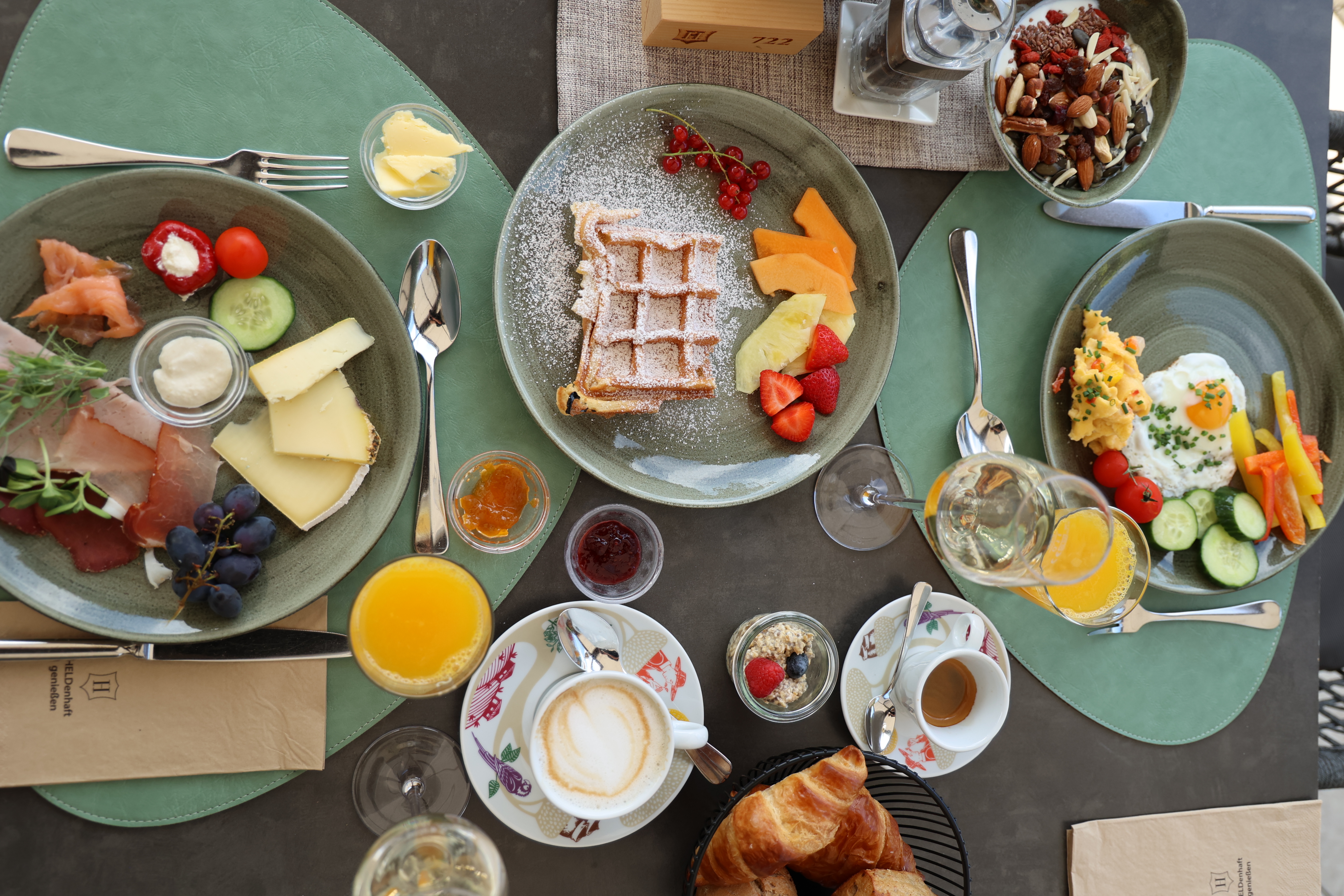 Reichhaltiger Frühstückstisch