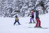 Familie beim Skifahren in Ginzling
