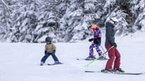 Familie beim Skifahren in Ginzling