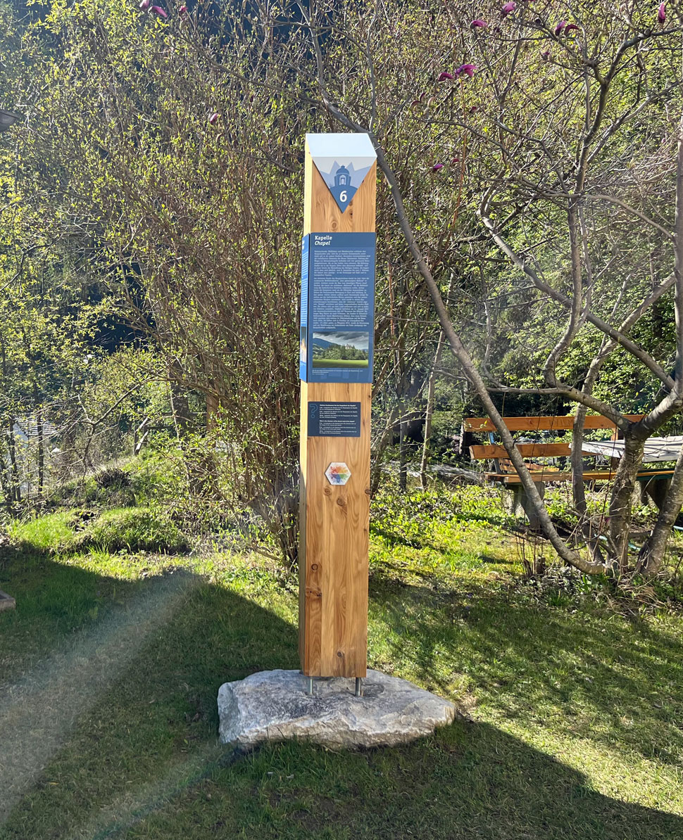 Infotafel am Themenrundweg Burgschrofen in der Ferienregion Mayrhofen-Hippach, umgeben von Natur. Die Station vermittelt spannende Einblicke in Geologie, Sagenwelt und Geschichte der Region – ideal für Wanderer und Familien.