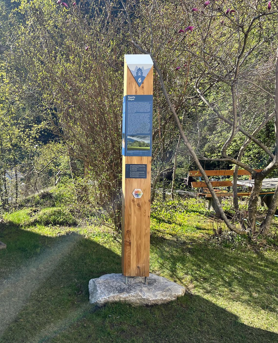 Themenrundweg "Der Burgschrofen" Infotafel am Themenrundweg Burgschrofen in der Ferienregion Mayrhofen-Hippach, umgeben von Natur. Die Station vermittelt spannende Einblicke in Geologie, Sagenwelt und Geschichte der Region – ideal für Wanderer und Familien.