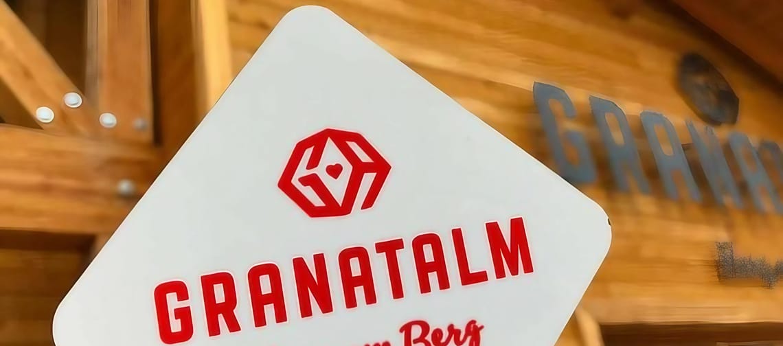 Das Bild zeigt die Granatalm am Penken mit dem Logo in roter Schrift im Vordergrund.