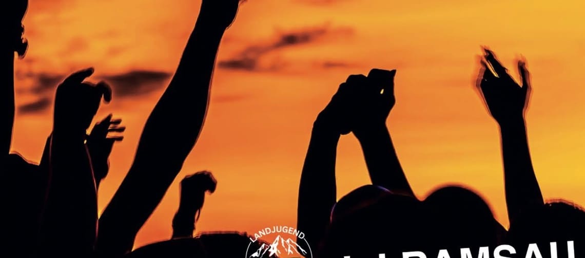 Silhouetten von Menschen beim Feiern gegen einen bunten Sonnenuntergang, mit Text zum Sommer-Event.