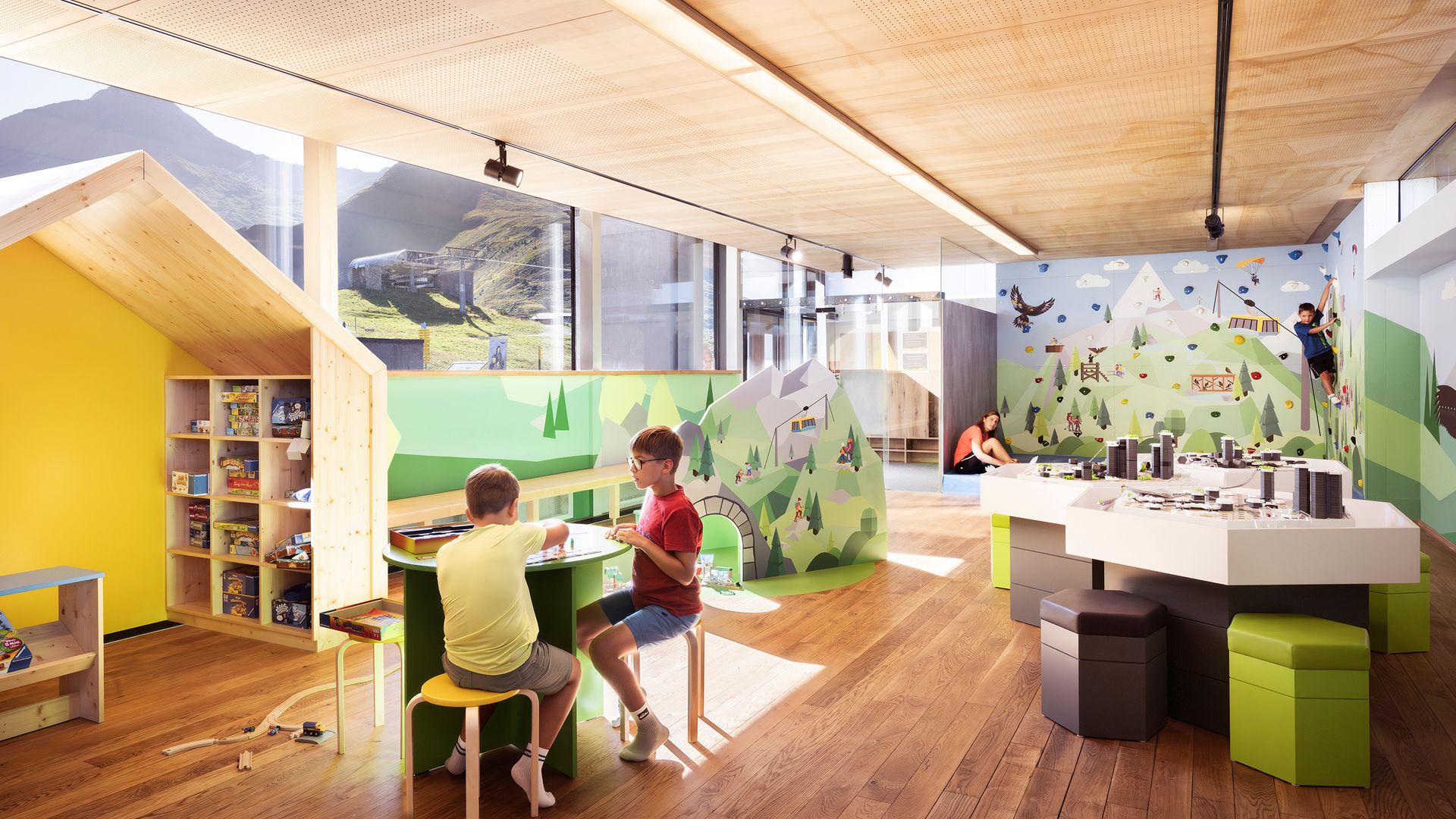 Kinder spielen in der AlbertAdler SpieleWelt by Ravensburger am Ahorn in Mayrhofen im Zillertal