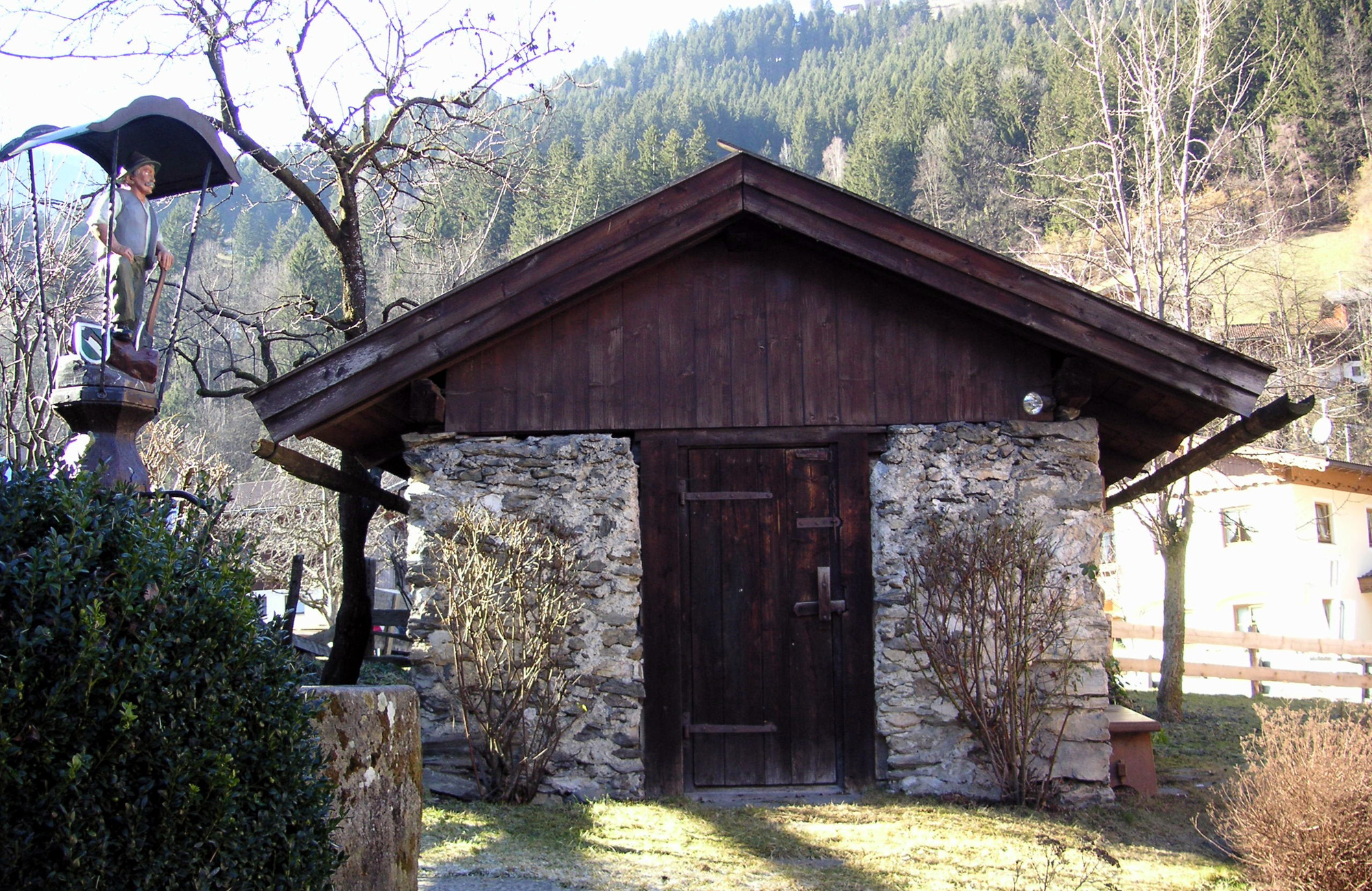 Historic "Old Stiendl distiller's hut" with wooden facade and stone walls on the Schwendau Trail in Tyrol, Station 8 “Alte Stiendl Distillery Hut,” photographed by the municipality of Schwendau.