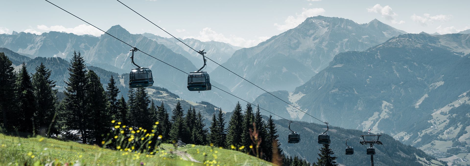 Eine Sommerbergbahn mit Bergpanorama