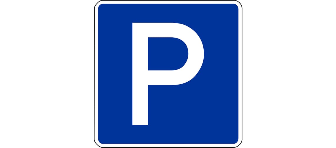 Blaue Parkplatttafel mit weißem 'P'-Symbol, rechteckig mit abgerundeten Ecken, auf weißem Hintergrund.