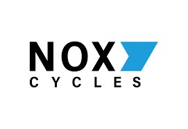 Das Logo von Nox Cycles in schwarzer Schrift mit einem blauen Zeichen rechts daneben