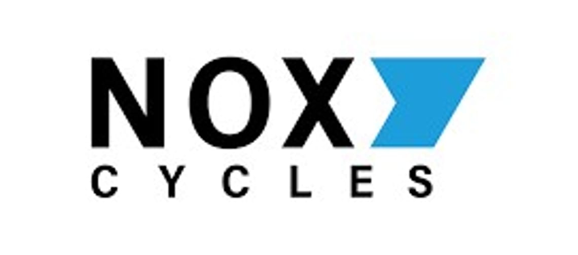 Das Logo von Nox Cycles in schwarzer Schrift mit einem blauen Zeichen rechts daneben