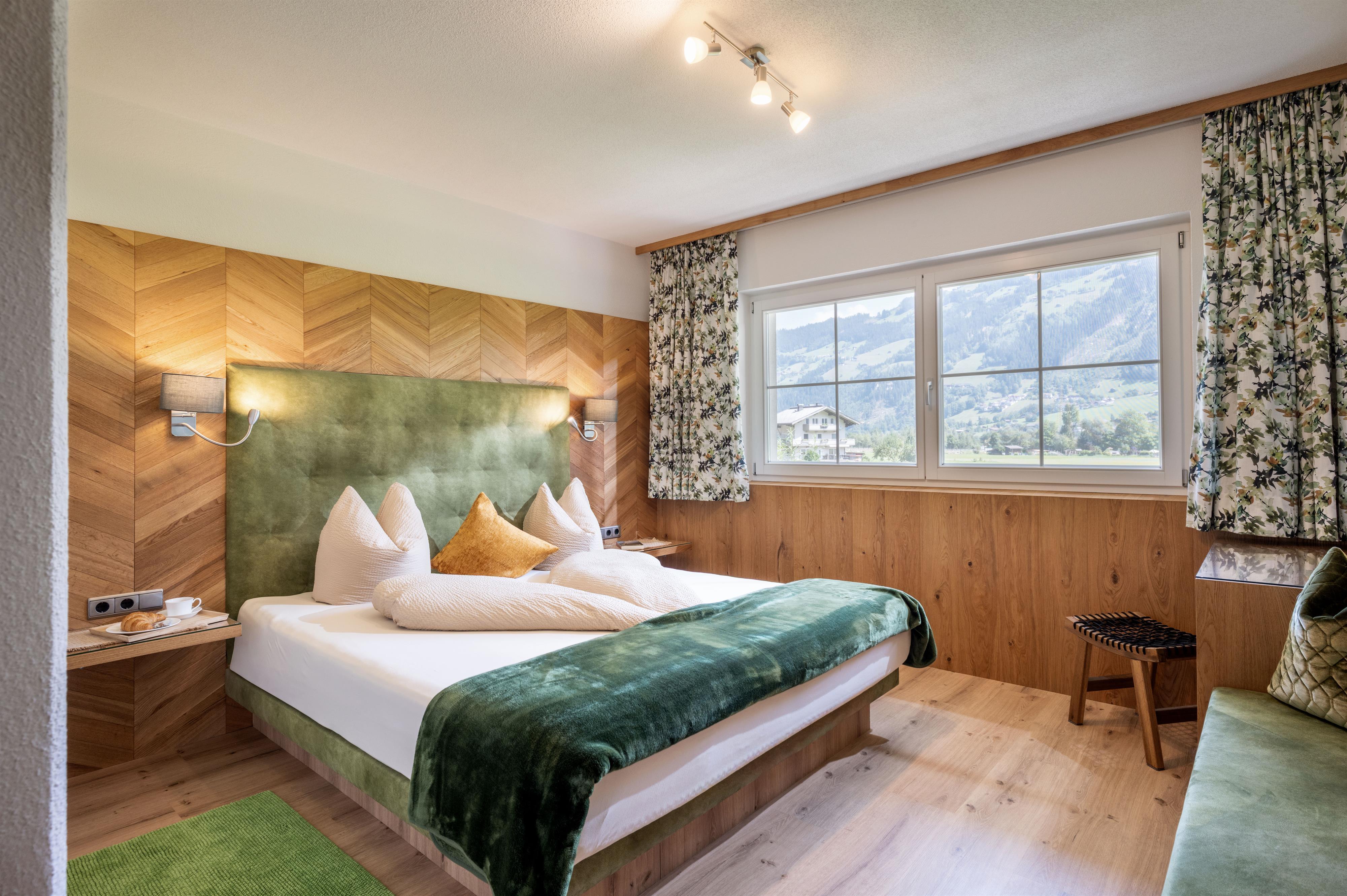 feratel-Traum-Ferienwohnung Wechselberger - 1. Schlafzimmer mit Doppelbett und 2 Einzelbetten