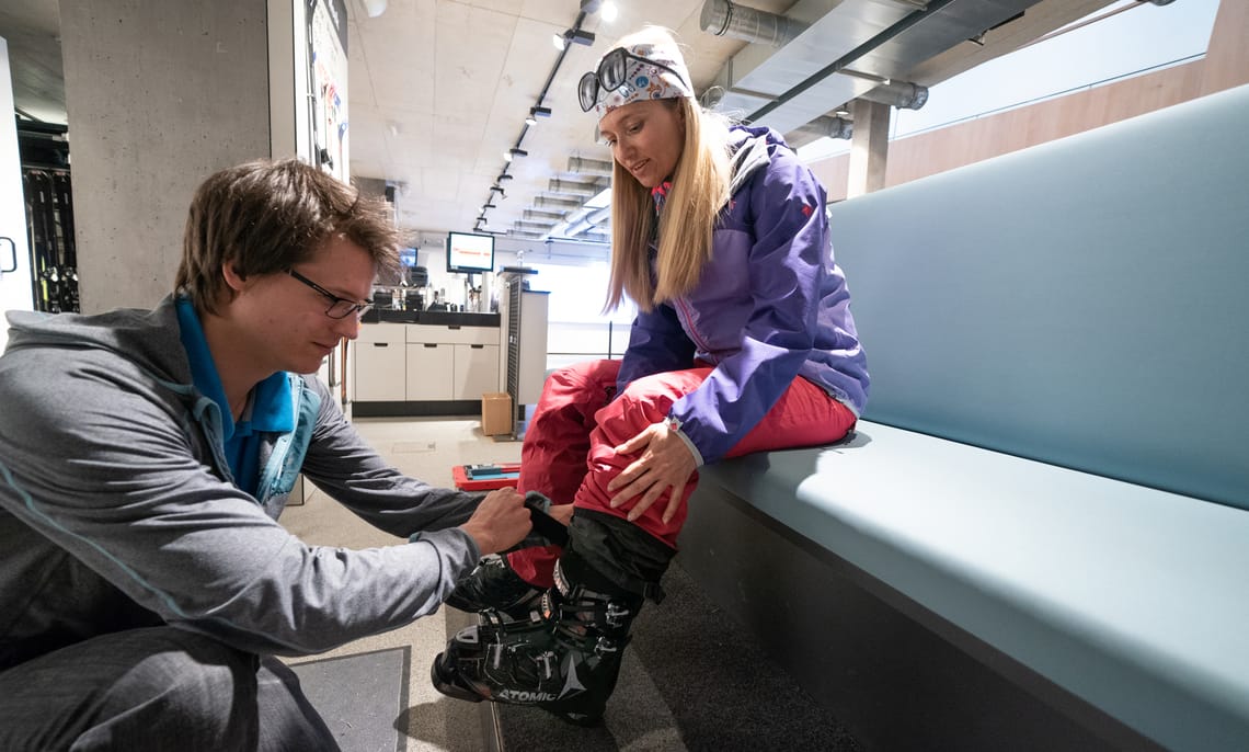 Skiverleih im Zillertal ©Dominic Ebenbichler Skiverleih Mayrhofen-Hippach – persönliche Beratung und individuelle Anpassung der Skischuhe für höchsten Komfort im Skiurlaub im Zillertal.