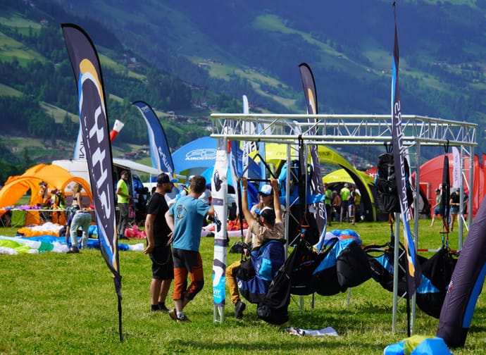 Das Bild zeigt das Ausstellungsgelände beim Flying High Testival.