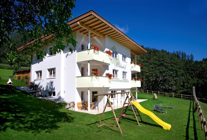 feratel-Wildauhof - Hausansicht Sommer mit Garten