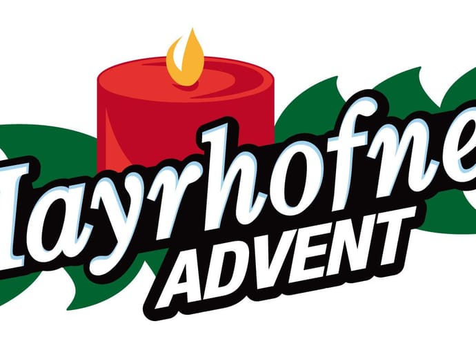 Logo für Mayrhofner Advent mit roter Kerze, grünen Blättern und schwarzem, weißen Text.